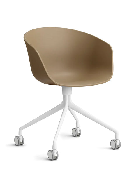 About a Chair AAC24 von Hay - Clay / Weißes pulverbeschichtetes Aluminium - Jacobsen Plus