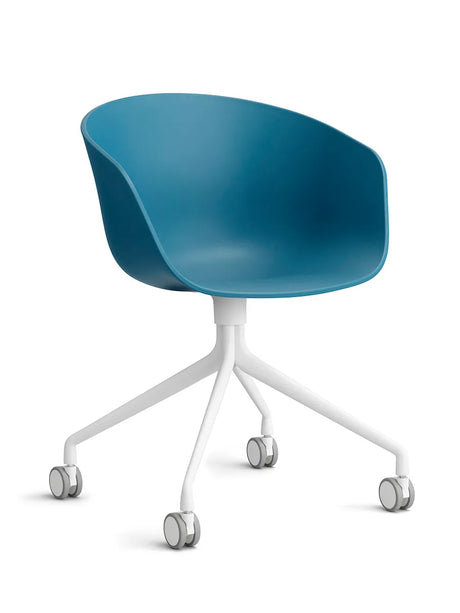 About a Chair AAC24 von Hay - Azureblau / Weißes pulverbeschichtetes Aluminium - Jacobsen Plus