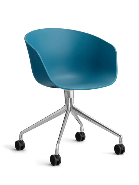 About a Chair AAC24 von Hay - Azureblau / Poliertes Aluminium - Jacobsen Plus
