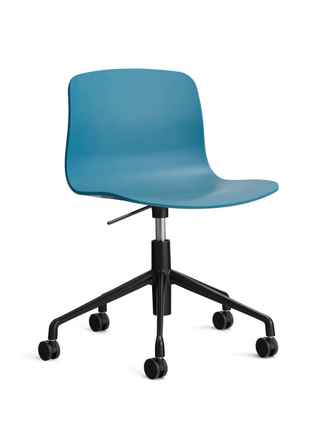 About a Chair AAC50 fra Hay - Azure Blue / Sort pulverlakeret aluminum - Jacobsen Plus