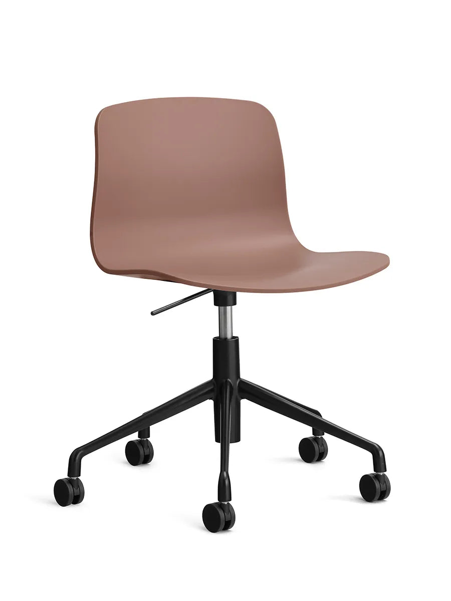 About a Chair AAC50 fra Hay - Soft Brick / Sort pulverlakeret aluminum - Jacobsen Plus