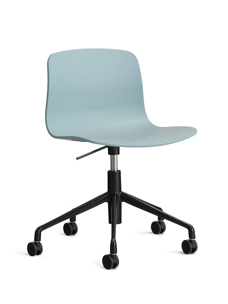 About a Chair AAC50 fra Hay - Dusty Blue / Sort pulverlakeret aluminum - Jacobsen Plus