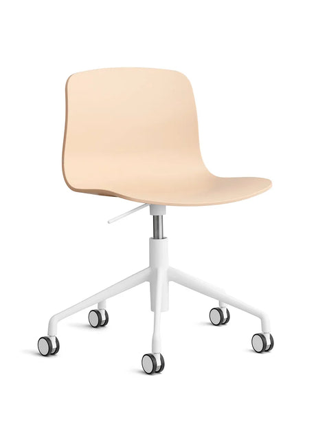 About a Chair AAC50 fra Hay - Pale Peach / Hvid pulverlakeret aluminium - Jacobsen Plus