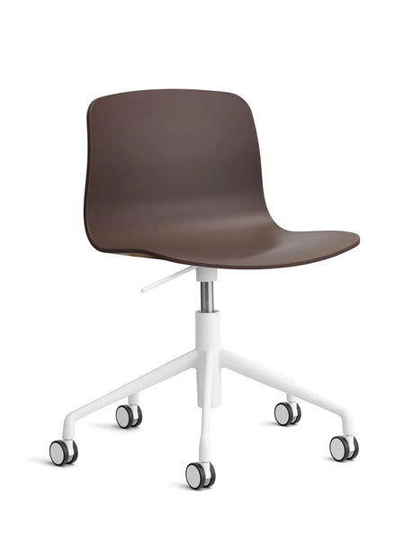 About a Chair AAC50 fra Hay - Raisin / Hvid pulverlakeret aluminium - Jacobsen Plus