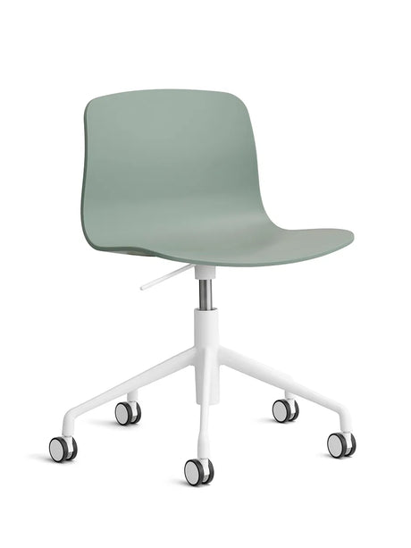 About a Chair AAC50 fra Hay - Fall Green / Hvid pulverlakeret aluminium - Jacobsen Plus