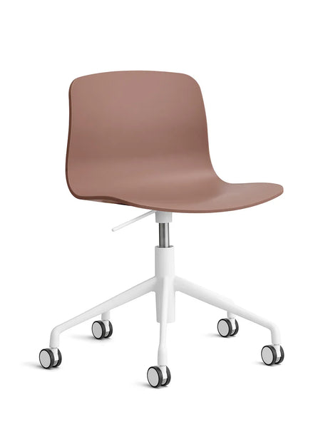 About a Chair AAC50 fra Hay - Soft Brick / Hvid pulverlakeret aluminium - Jacobsen Plus