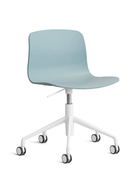 About a Chair AAC50 fra Hay - Dusty Blue / Hvid pulverlakeret aluminium - Jacobsen Plus