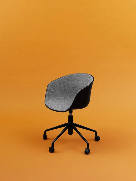 About a Chair AAC52 Vorderseite gepolstert, schwarze Schale von HAY - Remix / Schwarz pulverbeschichtetes Aluminium - Jacobsen Plus