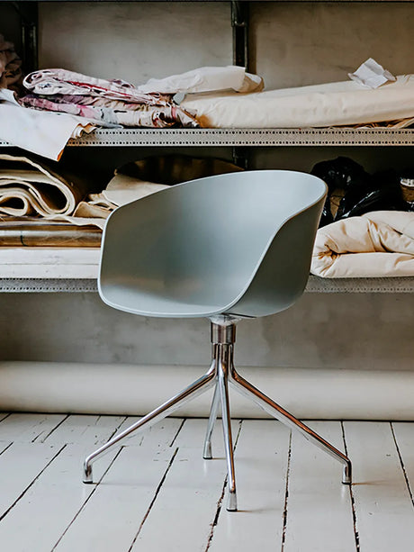 About a Chair AAC20 von HAY - Weiß / Schwarz pulverbeschichtetes Aluminium - Jacobsen Plus