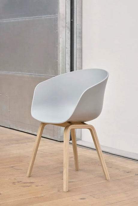 About a Chair AAC22 von HAY - Weiß / Lackierte Eiche - Jacobsen Plus