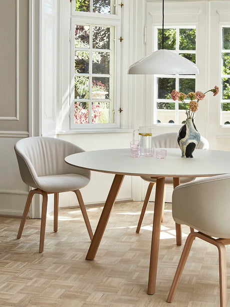 Copenhague CPH25 Tisch, Ø140 cm von HAY - Lackierte Eiche / Lackierte Eiche - Jacobsen Plus