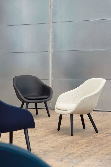 About a Lounge Chair low AAL82 von HAY - Steelcut / Lackierte Eiche - Jacobsen Plus
