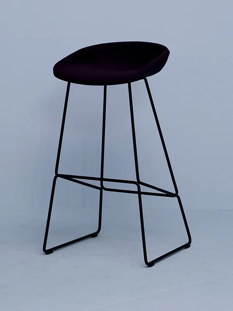About a Stool AAS39 von HAY - Niedrig - B 47 x T 45 x H 65-76 cm / Steelcut / Schwarz pulverbeschichteter Stahl - Jacobsen Plus