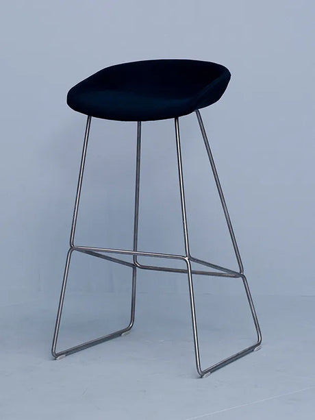 About a Stool AAS39 von HAY - Niedrig - B 47 x T 45 x H 65-76 cm / Steelcut / Schwarz pulverbeschichteter Stahl - Jacobsen Plus