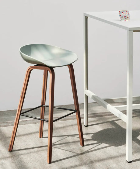 About a Stool AAS32 von HAY - Niedrig - B 50 x T 43 x H 64-75 cm / Schwarz / Lackierte Eiche - Jacobsen Plus