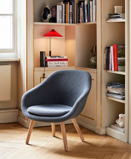 About a Lounge Chair low AAL82 von HAY - Steelcut / Lackierte Eiche - Jacobsen Plus