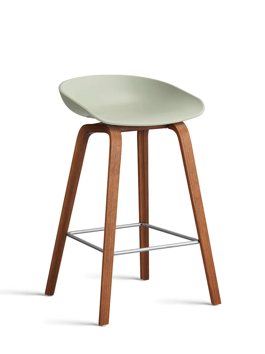 About a Stool AAS32 von HAY - Niedrig - B 50 x T 43 x H 64-75 cm / Pastellgrün / Lackierte Walnuss - Jacobsen Plus