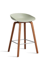 About a Stool AAS32 von HAY - Niedrig - B 50 x T 43 x H 64-75 cm / Pastellgrün / Lackierte Walnuss - Jacobsen Plus