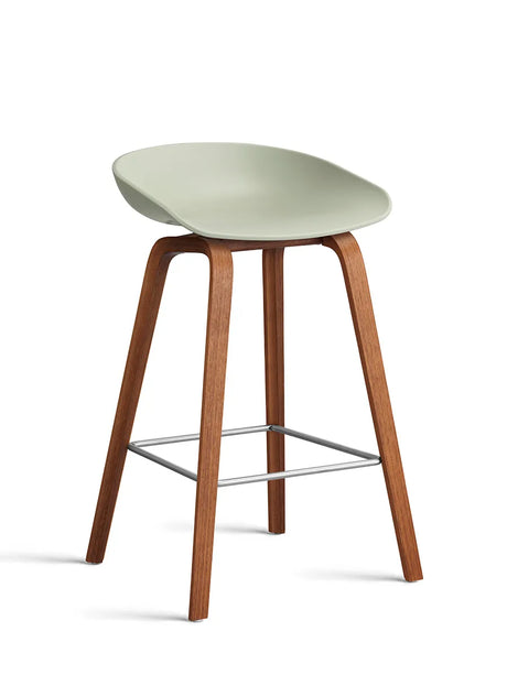 About a Stool AAS32 von HAY - Niedrig - B 50 x T 43 x H 64-75 cm / Pastellgrün / Lackierte Walnuss - Jacobsen Plus
