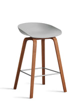 About a Stool AAS32 von HAY - Niedrig - B 50 x T 43 x H 64-75 cm / Concrete Grau / Lackierte Walnuss - Jacobsen Plus