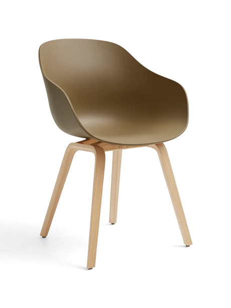 About a Chair AAC 222 fra Hay - Clay / Lakeret eg - Jacobsen Plus