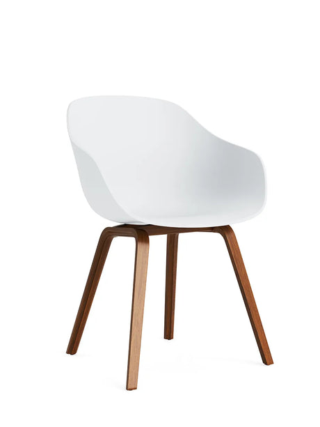 About a Chair AAC 222 fra Hay - White / Lakeret valnød - Jacobsen Plus