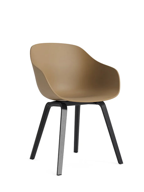 About a Chair AAC 222 fra Hay - Clay / Sortlakeret eg - Jacobsen Plus