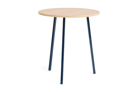 Loop Stand Round High Table, Ø90 fra Hay - Lakeret eg / Deep Blue - Jacobsen Plus