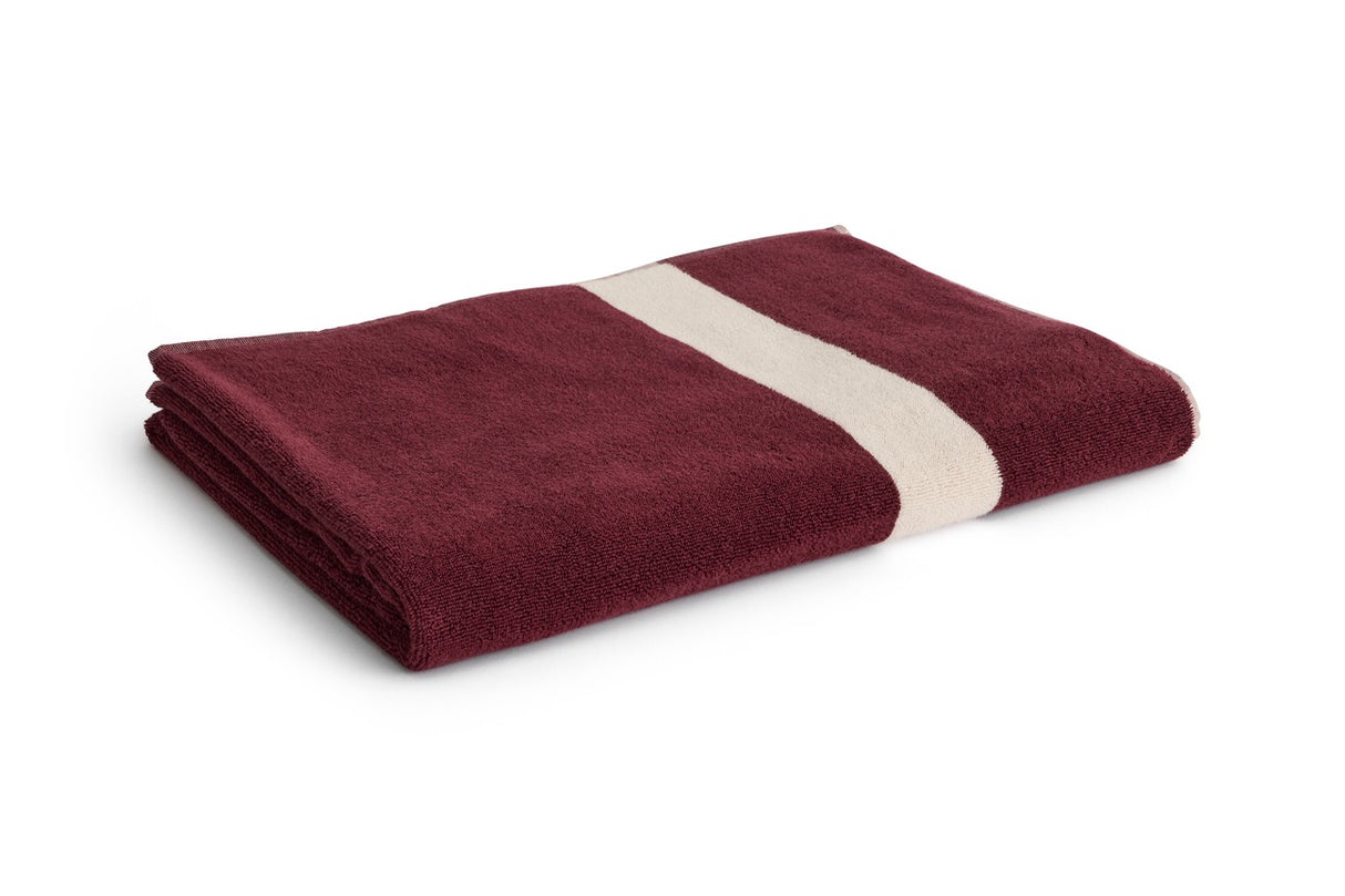 Stripe Badetuch von HAY - Burgunderrot - Jacobsen Plus