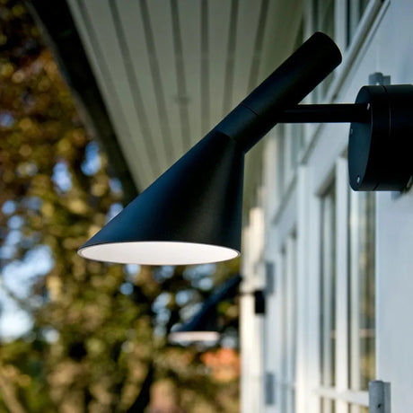 AJ 50 LED Außen-Wandleuchte von Louis Poulsen - Schwarz - Jacobsen Plus