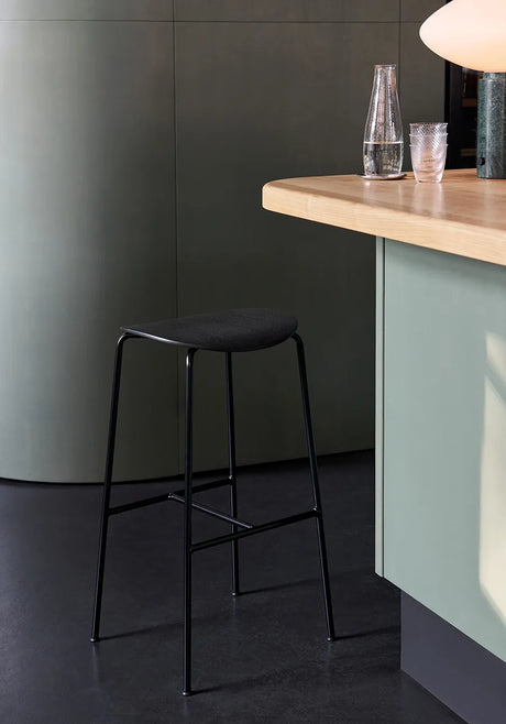 Pavilion Counter Stool AV37 von &Tradition - Schwarz lackierte Eiche - Jacobsen Plus