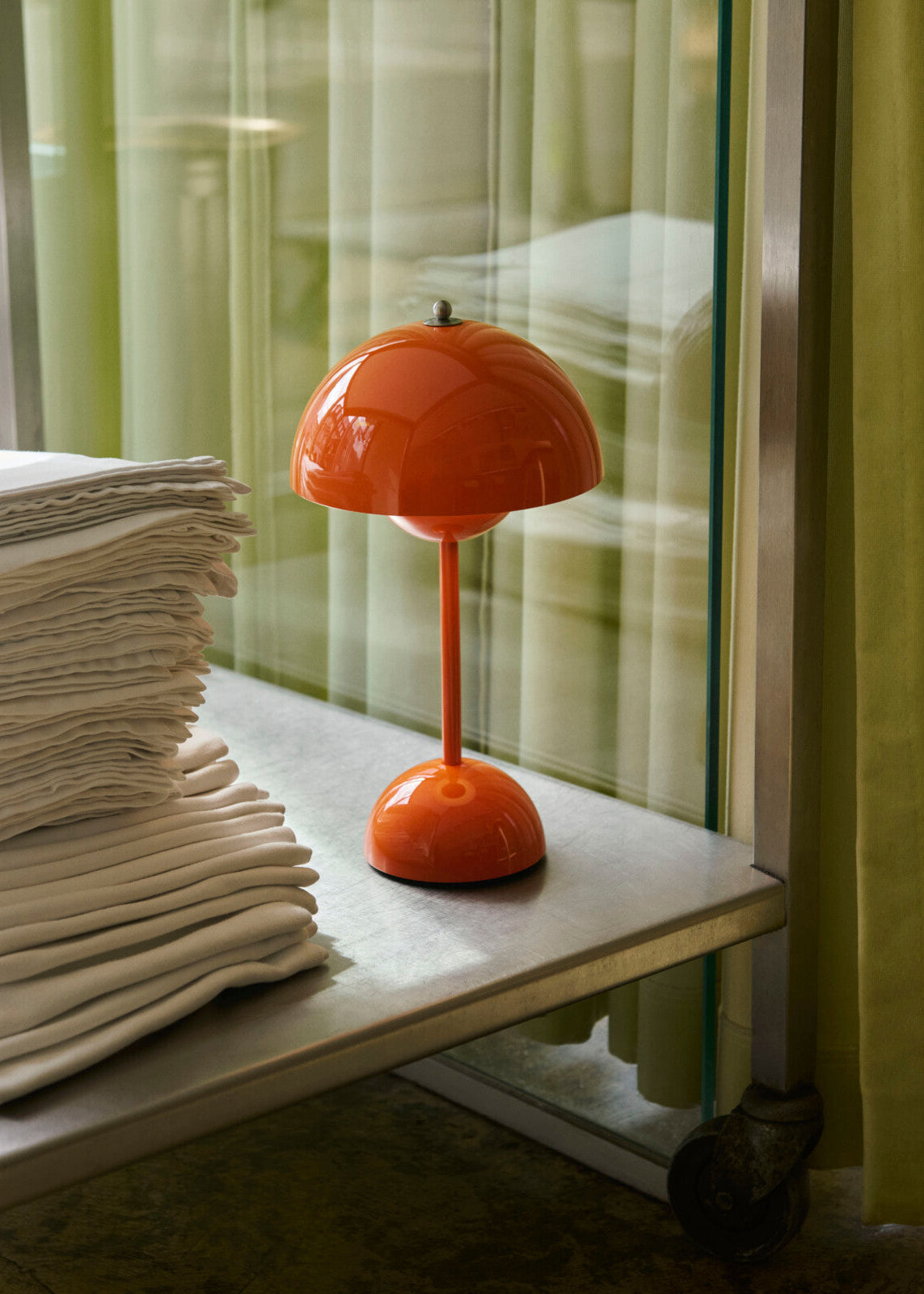 Flowerpot VP9 portable bordlampe af Verner Panton - 1 - Jacobsen Plus