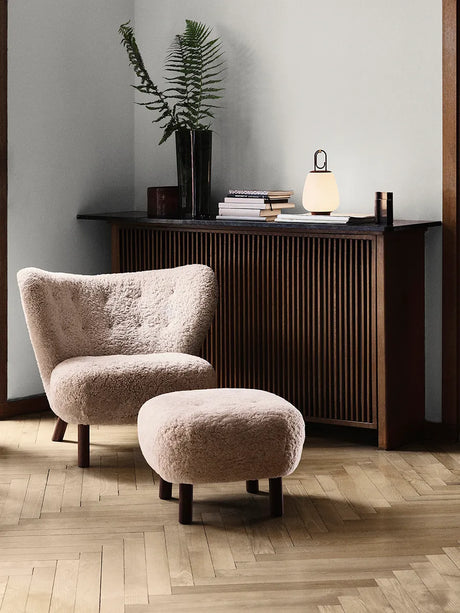 Little Petra inkl. Hocker, Sheepskin Moonlight von &Tradition - Walnuss - Jacobsen Plus