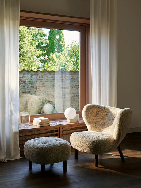 Little Petra inkl. Hocker, Sheepskin Moonlight von &Tradition - Walnuss - Jacobsen Plus