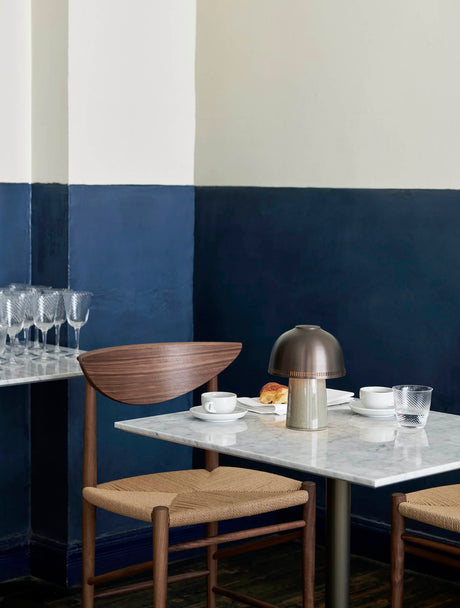 In Between Bord SK16, bronzefarbenes Gestell von &tradition - Nero Ingo Fenix Nano Laminat - Jacobsen Plus
