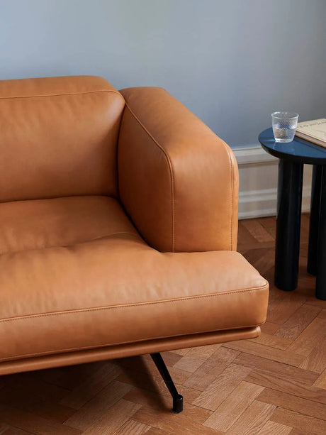 Inland AV23 Sofa von &Tradition - Noble Cognac Leder - Jacobsen Plus