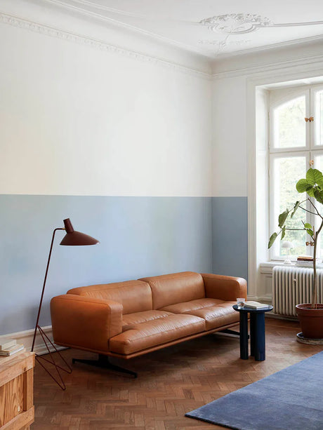 Inland AV23 Sofa von &Tradition - Noble Cognac Leder - Jacobsen Plus