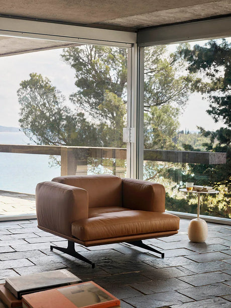 Inland AV21 Lounge Chair von &Tradition - Noble Cognac Leder - Jacobsen Plus