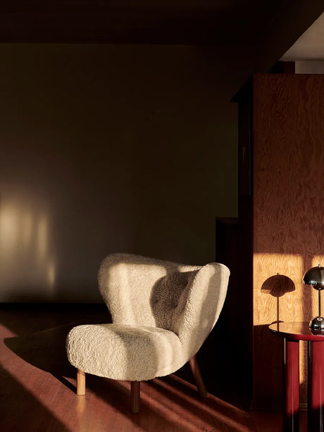 Little Petra inkl. Hocker, Sheepskin Moonlight von &Tradition - Walnuss - Jacobsen Plus