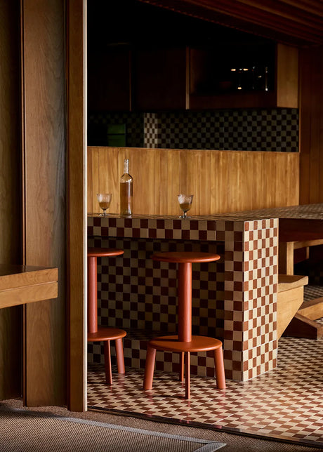 Massif AV39 Counter Stool von &Tradition - Dunkel gebeizte Eiche & Warmes Schwarz - Jacobsen Plus