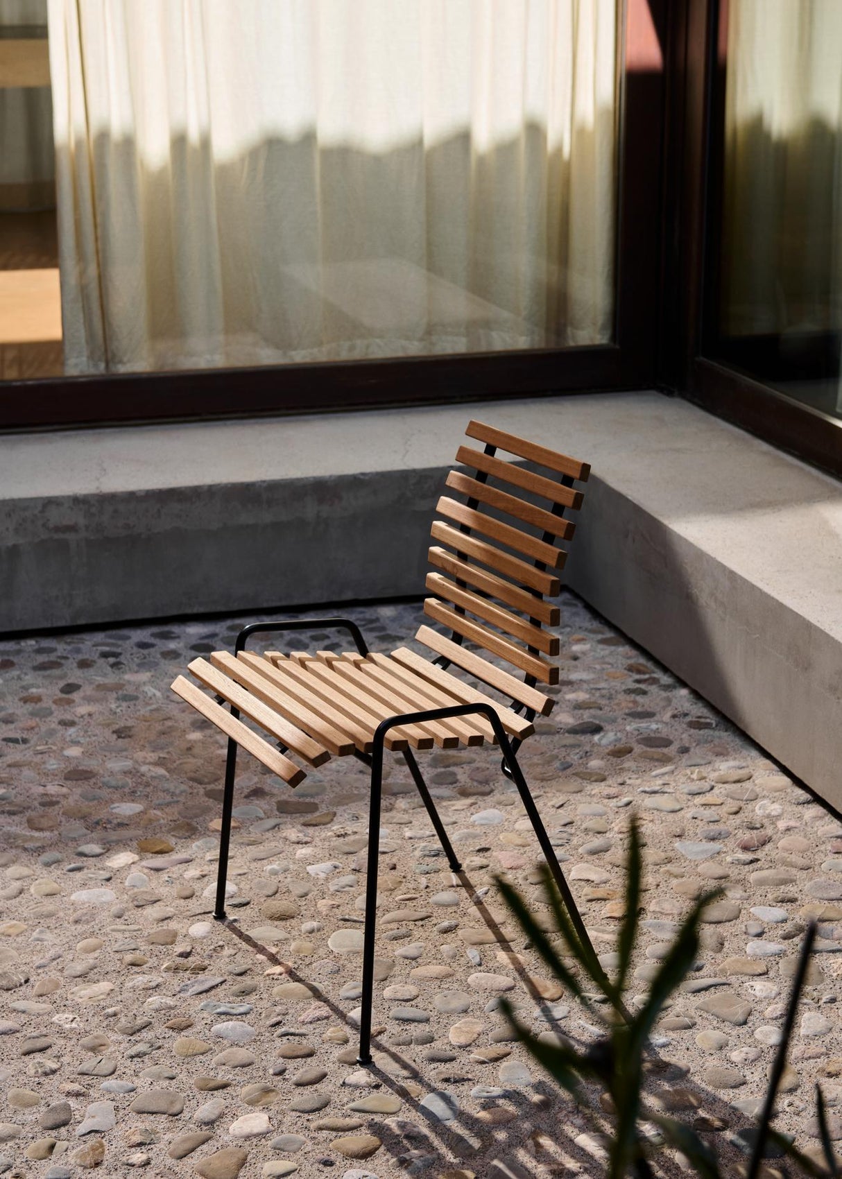 RHF Terrace Cafésæt in Teak/Schwarz mit 2 Stühlen und 1 Tisch von &Tradition - 5 - Jacobsen Plus