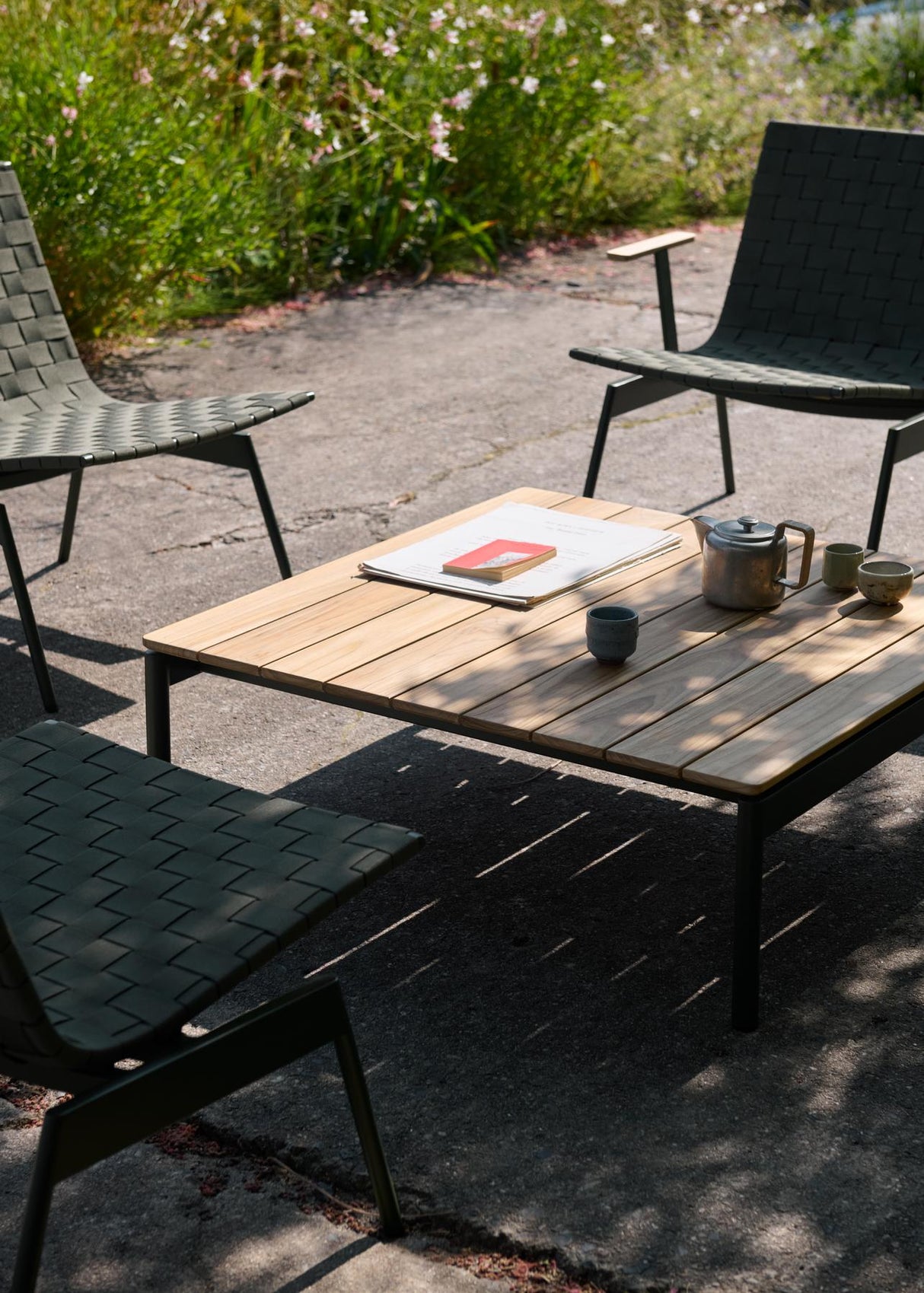 Ville Loungeset in Teak & Bronze Green mit 1 Loungetisch, 1 Hocker und 2 Stühlen von &Tradition - 2 - Jacobsen Plus