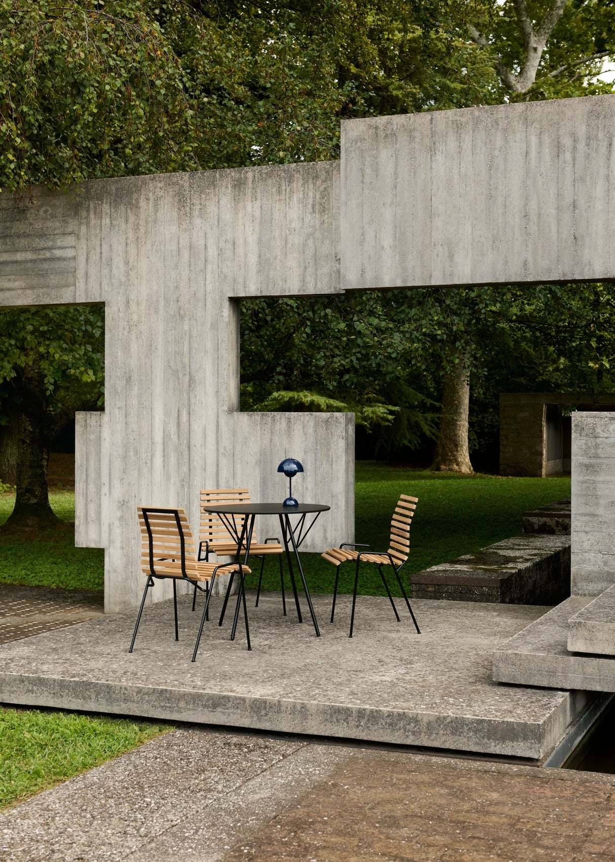 RHF Terrace Cafésæt in Teak/Schwarz mit 2 Stühlen und 1 Tisch von &Tradition - 3 - Jacobsen Plus