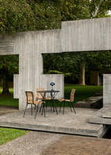 RHF Terrace Cafésæt in Teak/Schwarz mit 2 Stühlen und 1 Tisch von &Tradition - 3 - Jacobsen Plus