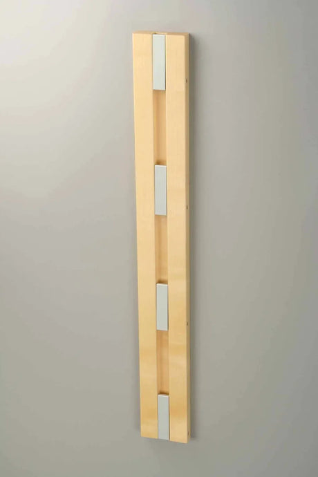 Vertikale KNAX Garderobenleiste von LoCa - Ahorn / Graue Haken - Jacobsen Plus