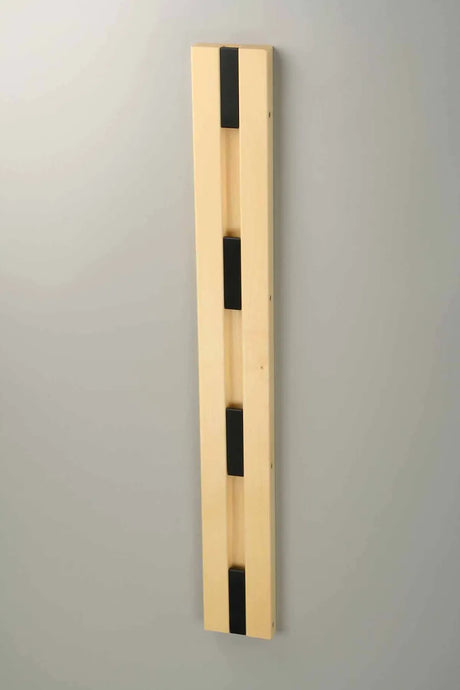 Vertikale KNAX Garderobenleiste von LoCa - Ahorn / Schwarze Haken - Jacobsen Plus