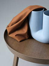 Around Coffee Table, large von Muuto - Dunkelbraun gebeizt - Jacobsen Plus