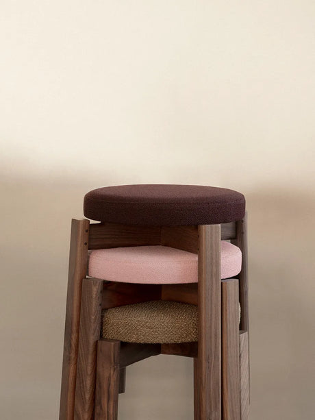 Passage Stool, gepolstert von Audo Copenhagen - Walnuss - Vidar 0693 - Jacobsen Plus