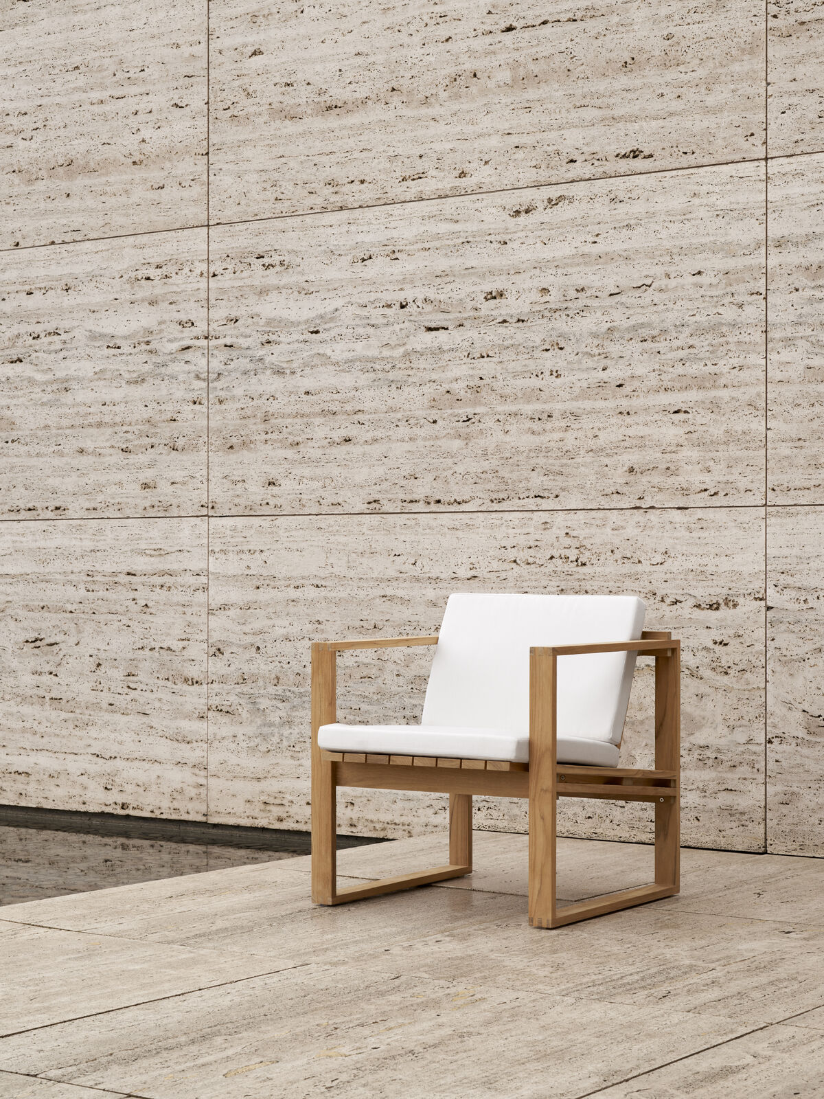 Bodil Kjær Outdoor-Loungeset aus Teak mit 1 Sidebord, 1 Bank und 2 Lounge-Sesseln inkl. Kissen von Carl Hansen & Søn - 6 - Jacobsen Plus
