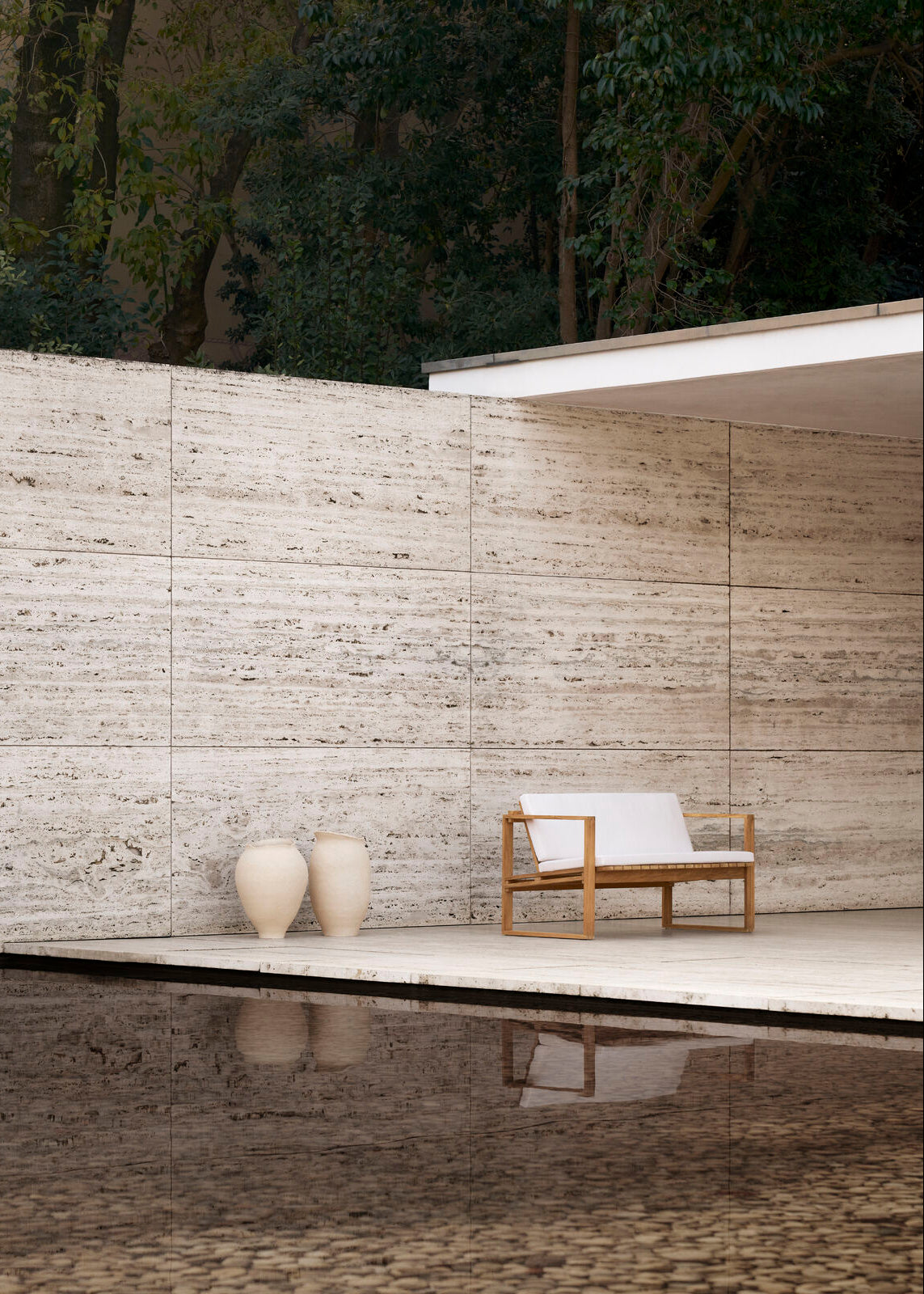 Bodil Kjær Outdoor-Loungeset aus Teak mit 1 Sidebord, 1 Bank und 2 Lounge-Sesseln inkl. Kissen von Carl Hansen & Søn - 3 - Jacobsen Plus